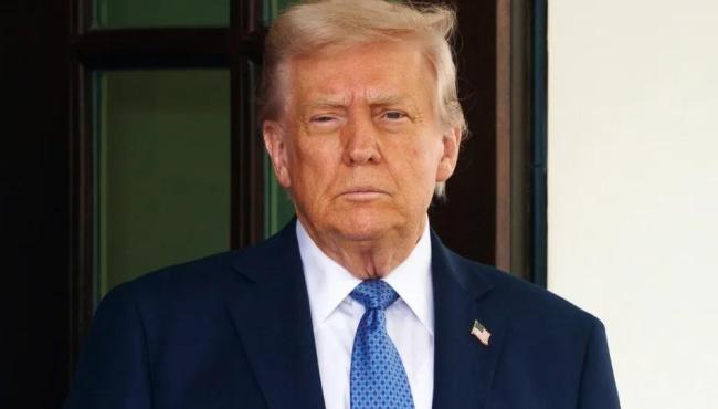 Trump assina tarifa de 50% e considera Brasil ameaça aos EUA