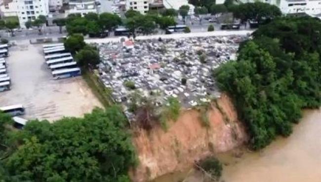 Túmulos de cemitério ficam à beira de precipício após fortes chuvas em Linhares, no ES