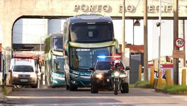 Turistas isolados em navio no Recife começam a ser retirados para embarcar de avião