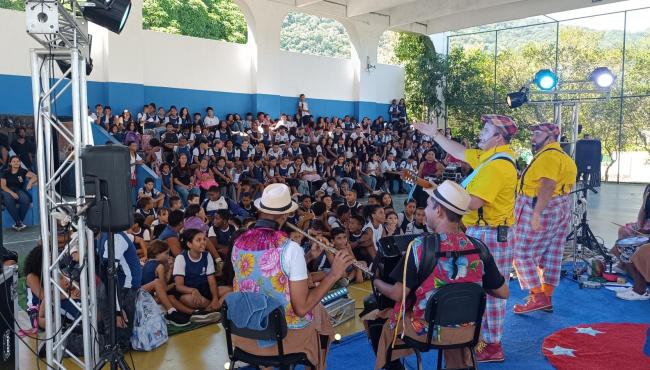 Turma Em Cena leva circo-teatro gratuito a Vila Velha, ES