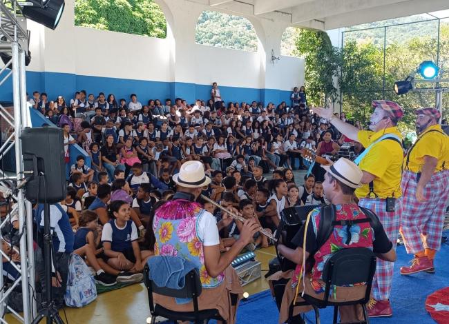 Turma Em Cena leva circo-teatro gratuito a Vila Velha, ES