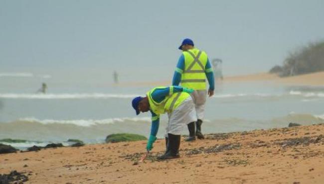 Um mês após a chegada do óleo em praias do ES, tropas da Marinha devem deixar as áreas afetadas