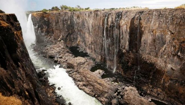 Uma das maiores quedas d'água do mundo, as Cataratas de Vitória, secou