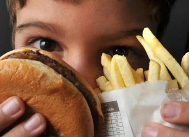 Uma em cada cinco crianças e adolescentes tem sobrepeso ou obesidade