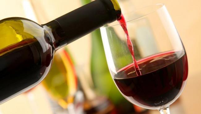 Uma taça de vinho ao dia ou não beber? Cientistas revelam o que é melhor para a saúde