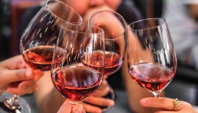 Uma taça de vinho por dia faz bem à saúde? Especialista explica