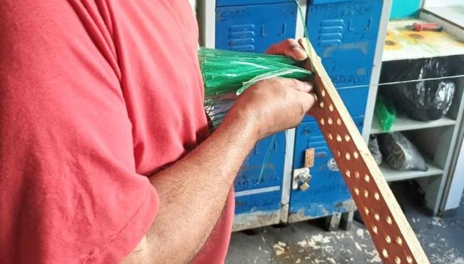 Unidade prisional de São Mateus, no ES, produz vassouras e escovas ecológicas com garrafas pets