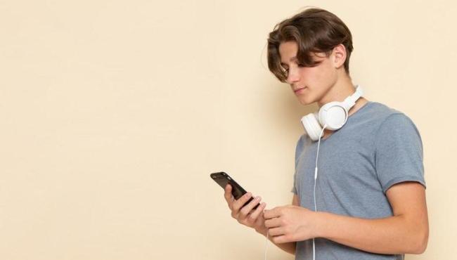 Uso excessivo de redes sociais altera o desenvolvimento do cérebro de adolescentes