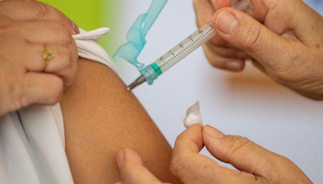 Vacinação contra a covid-19 precisa ser mantida em dia e ampliada