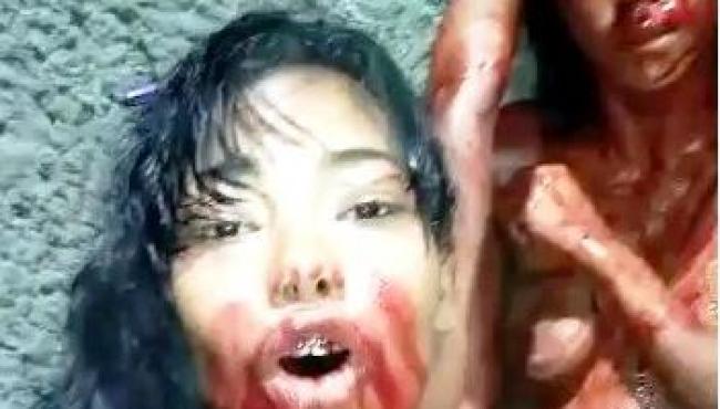 Vampira blindada toma sangue e espanca rival após flagrá-la no banheiro com marido