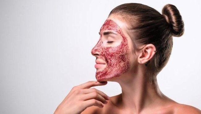 Vampire Facial: Conheça o procedimento que usa sangue para rejuvenescer a pele
