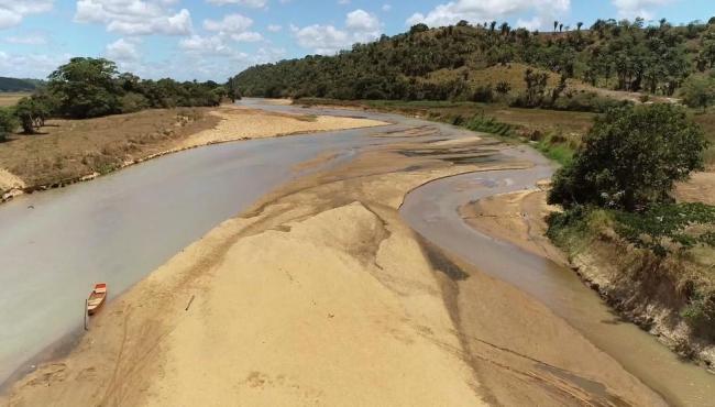 Vazão do Rio São Mateus no ES está em 2% e bancos de areia tomam conta da paisagem