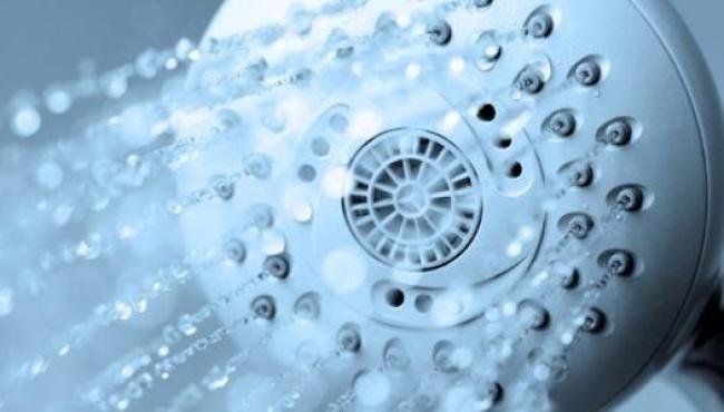 Veja as melhores dicas para desentupir os furinhos do chuveiro; fica novinho