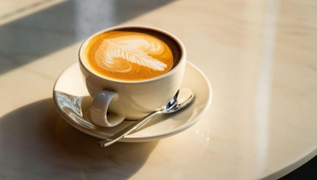 Veja qual é a melhor hora e tamanho certo da 1ª xícara de café do dia