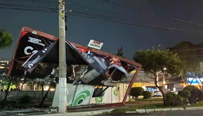 Ventania no ES derruba outdoor, placas, árvores, telhado de igreja, e deixa bairros sem luz