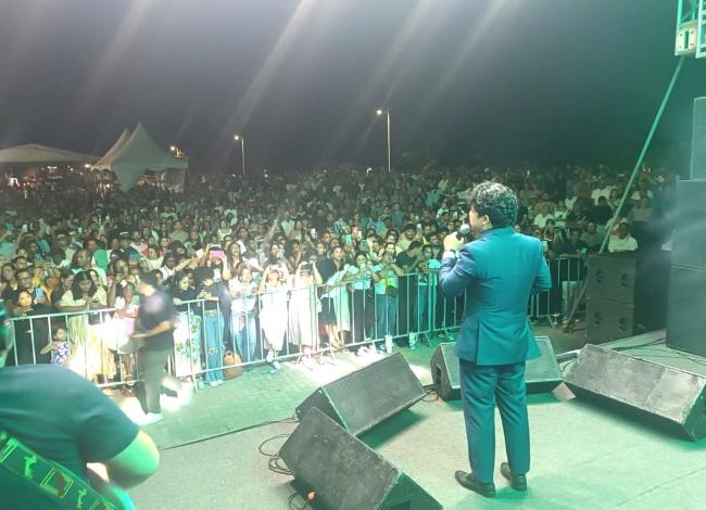 “Verão Jesus na Barra” reúne multidão em duas noites de fé na orla de Conceição da Barra, ES