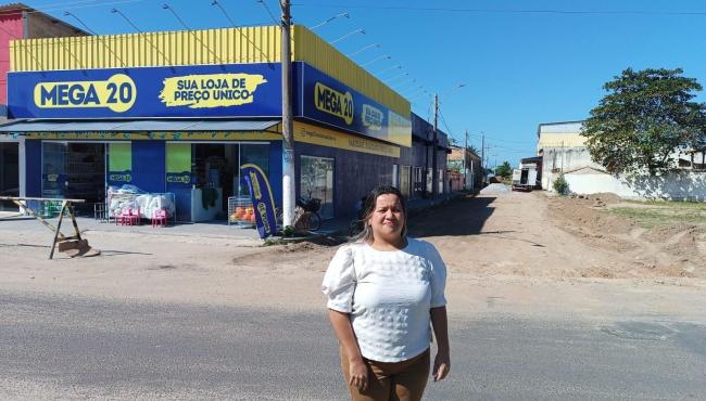 Vereadora Camila comemora início da pavimentação da Rua Estelina Barreira Pereira, em Conceição da Barra, ES