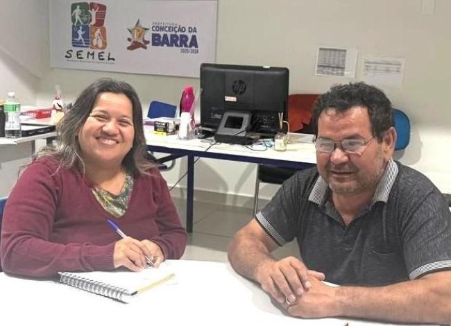 Vereadora Camila comemora início da revitalização do campo de futebol do Areal, em Conceição da Barra, no ES