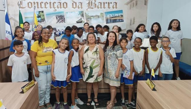 Vereadora Camila recepciona alunos da Escola João Bastos em visita à Câmara Municipal de Conceição da Barra, ES