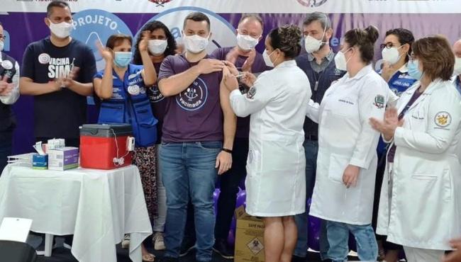 Viana (ES) começa a vacinar população de 18 a 49 anos com meia dose da AstraZeneca neste domingo (13)