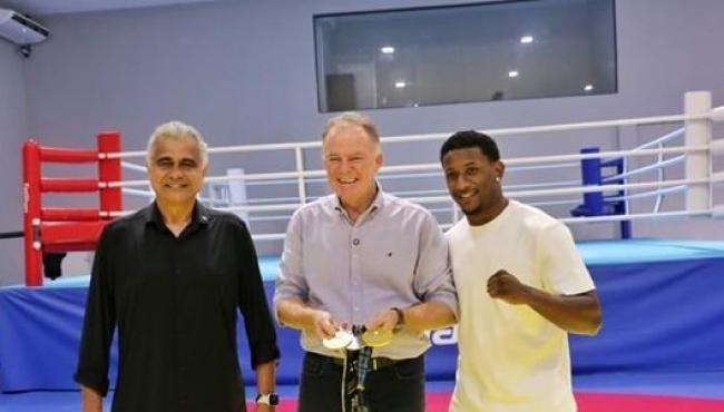 Vice-campeão mundial de boxe, capixaba Yuri Falcão conhece ginásio de Lutas da Sesport, no ES