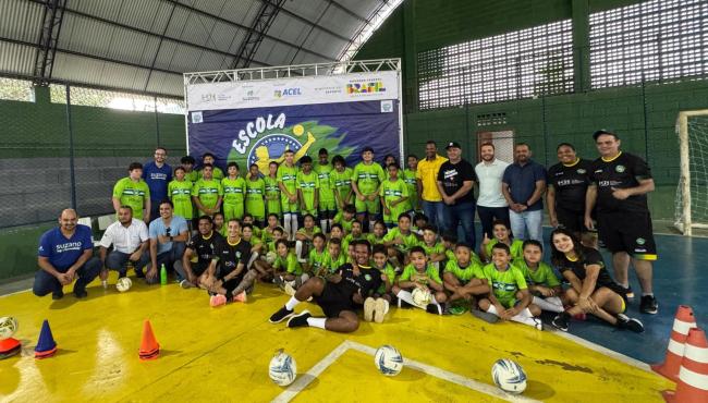 Vice-prefeito Denis Amâncio e vereadores de Pedro Canário no ES entregam uniformes e equipamentos para o projeto Escola de Craques em Cristal do Norte