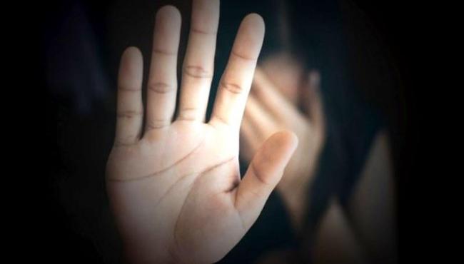 Violentada desde os 12 anos, jovem é chamada de amante e agredida pela esposa do abusador