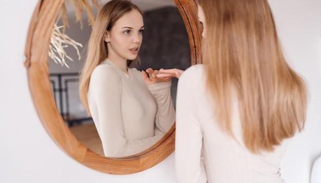 Você se acha bonita no espelho, mas feia nas fotos? Aqui está a explicação, segundo especialistas