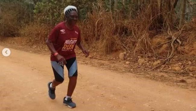 Vovó de Cachoeiro, no ES, dribla depressão com abóbora, angu e corrida aos 96 anos